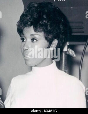 Un ritratto del 1968 di Diahann Carroll, un'acclamata attrice e cantante americana, nota per i suoi ruoli pionieristici in televisione e la sua influenza sulla rappresentazione nell'intrattenimento e nei diritti civili. Foto Stock