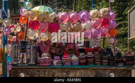 Goa, India - 20 Dicembre 2018 : cappelli alla moda a vendere a Goa mercato delle pulci nei pressi della vecchia chiesa località Foto Stock