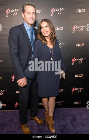 New York, NY - Giugno 27, 2017: Peter Hermann, Mariska Hargitay frequentare il giovane stagione quattro Premiere Party presso il sig. viola Foto Stock