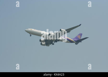 CHIANGMAI , della Thailandia - 27 febbraio 2009: HS-TLC Airbus A340-500 di Thaiairway. Lo sbarco a Chiangmai dall'Aeroporto Bangkok Suvarnabhumi. Foto Stock