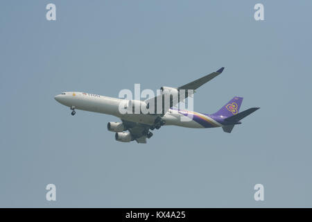 CHIANGMAI , della Thailandia - 27 febbraio 2009: HS-TLC Airbus A340-500 di Thaiairway. Lo sbarco a Chiangmai dall'Aeroporto Bangkok Suvarnabhumi. Foto Stock