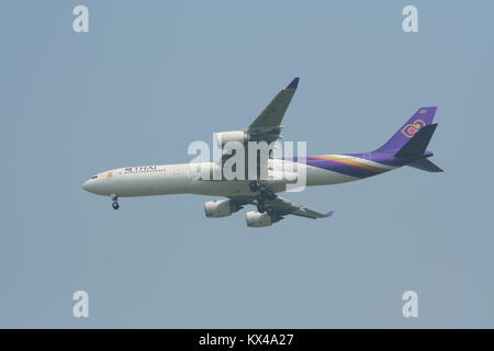 CHIANGMAI , della Thailandia - 27 febbraio 2009: HS-TLC Airbus A340-500 di Thaiairway. Lo sbarco a Chiangmai dall'Aeroporto Bangkok Suvarnabhumi. Foto Stock