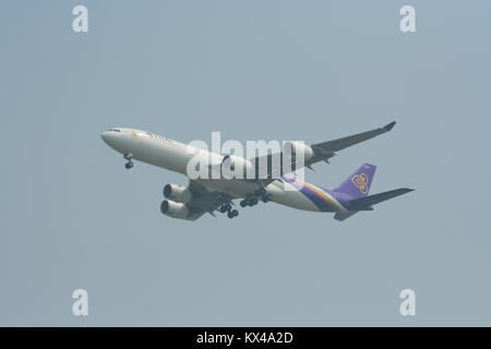 CHIANGMAI , della Thailandia - 27 febbraio 2009: HS-TLC Airbus A340-500 di Thaiairway. Lo sbarco a Chiangmai dall'Aeroporto Bangkok Suvarnabhumi. Foto Stock