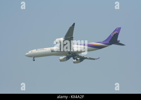 CHIANGMAI , della Thailandia - 27 febbraio 2009: HS-TLC Airbus A340-500 di Thaiairway. Lo sbarco a Chiangmai dall'Aeroporto Bangkok Suvarnabhumi. Foto Stock