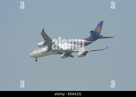 CHIANGMAI , della Thailandia - 27 febbraio 2009: HS-TLC Airbus A340-500 di Thaiairway. Lo sbarco a Chiangmai dall'Aeroporto Bangkok Suvarnabhumi. Foto Stock