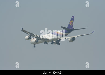 CHIANGMAI , della Thailandia - 27 febbraio 2009: HS-TLC Airbus A340-500 di Thaiairway. Lo sbarco a Chiangmai dall'Aeroporto Bangkok Suvarnabhumi. Foto Stock