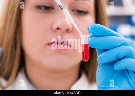 Il tecnico di laboratorio preparare vetrini tessuti per microscopio Foto Stock