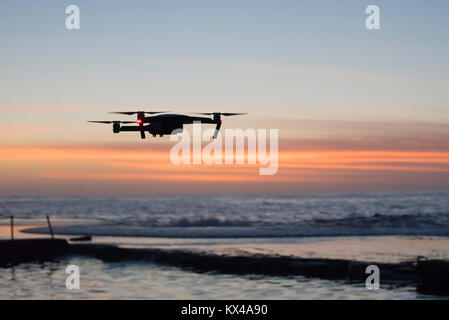 Un stagliano drone vola basso su un oceano piscina vicino a Sydney al mattino molto presto in Australia Foto Stock