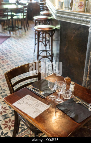Una tabella e in attesa di clienti al prossimo pasto, Parigi, Francia Foto Stock