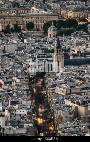 Angolo di alta vista del Sesto arrondissement, la chiesa di Saint Germain e l' Institut de France dome, guardando verso Rue de Rennes, Parigi, Francia Foto Stock