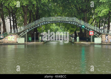 Canal Saint Martin iin la pioggia, Parigi, Francia Foto Stock