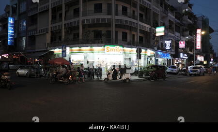 Minimarket commerciali aperti fino a tarda notte Street Foto Phnom Penh Cambogia Foto Stock