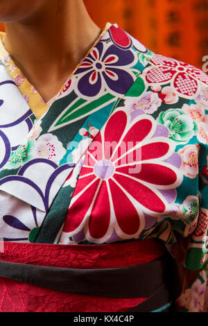 Tradizionale Giapponese di abbigliamento femminile a Fushimi Inari santuario a Kyoto, Giappone Foto Stock