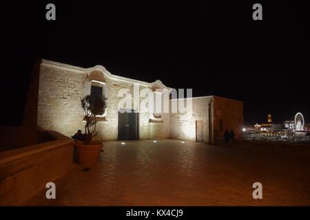 Vista del lungomare, chiamato 'Lungomare Nazario Sauro' dalla parte vecchia di Bari in Puglia, Italia Foto Stock