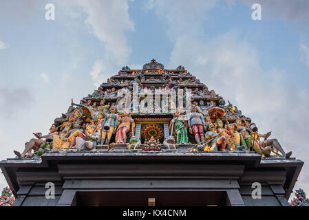 La splendida arte sulla facciata del Tempio di Sri Mariamman in Singapore Foto Stock