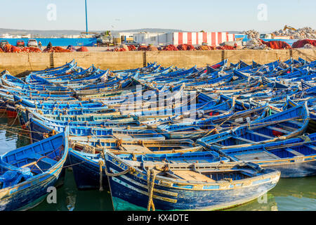 Molti blu barche da pesca nel porto di Essaouira, Marocco Foto Stock