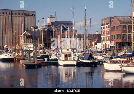 Il cambiamento di uso del suolo deindustrializzazione della zona industriale, Ipswich Darsena, Ipswich, Suffolk, Inghilterra, Regno Unito degli anni novanta imbarcazioni in marina Wherry Quay 29 Marzo 1994 Foto Stock