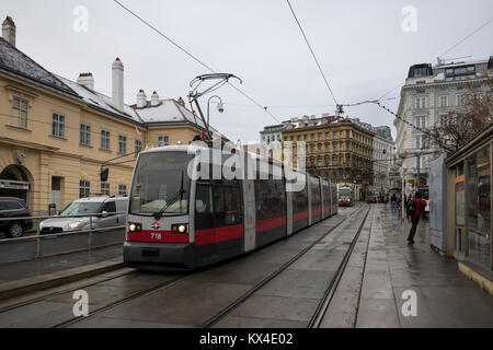 VIENNA, AUSTRIA - 04 DICEMBRE 2017: Tram Strassenbahn tipo B1 718 Foto Stock