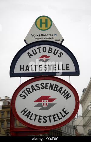 VIENNA, AUSTRIA - 04 DICEMBRE 2017: Indicazioni per Strassenbahn (tram) e autobus (autobus) Foto Stock