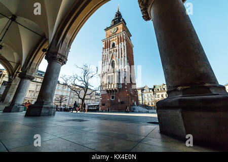 Cracovia in Polonia - 30 dicembre 2017: un ampio angolo di visione della torre del Palazzo Comunale, visto attraverso le colonne del panno Hall situato sul principale mercato squa Foto Stock