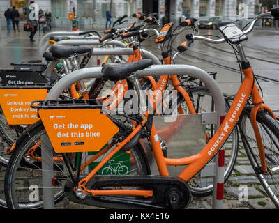 VIENNA, AUSTRIA - 04 DICEMBRE 2017: Noleggio di biciclette presso una stazione di prelievo ciclabile on-line della Repubblica di Donkey Foto Stock