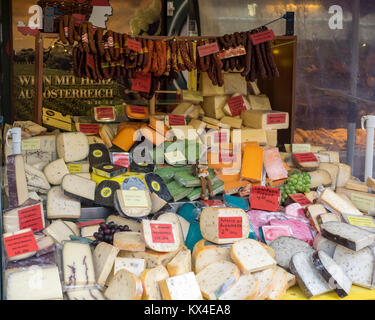 VIENNA, AUSTRIA - 04 DICEMBRE 2017: Negozio di formaggi al mercato Naschmarkt Foto Stock
