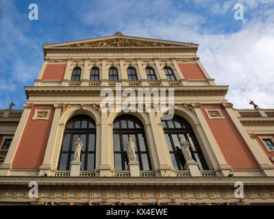 VIENNA, AUSTRIA - 04 DICEMBRE 2017: Vista esterna della facciata anteriore della sala concerti (Wiener Musikverein) Foto Stock