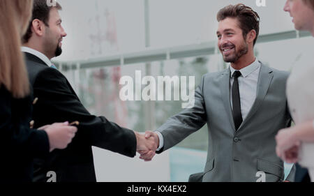 Due uomini di affari che stringe la mano al business meeting con t Foto Stock