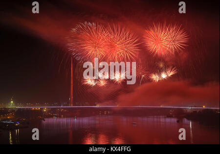 Fuochi d'artificio sopra ponte Foto Stock