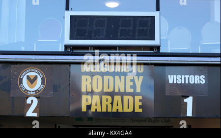 Vista generale del quadro di controllo a tempo pieno degli Emirati FA Cup, terzo round corrispondono a Rodney Parade, Newport. Foto Stock