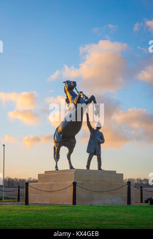 Newmarket Suffolk in Inghilterra, vista del Newmarket stallone statua, un punto di riferimento situato nei pressi dell'ingresso al famoso ippodromo di Suffolk, Regno Unito. Foto Stock