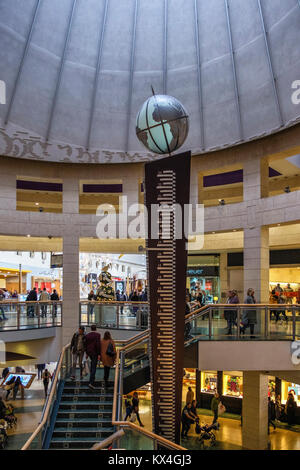 Penzance,Kent,Inghilterra.Centro commerciale Bluewater building interior. Negozi, shoppers,soffitto a cupola, Globo mondo Foto Stock