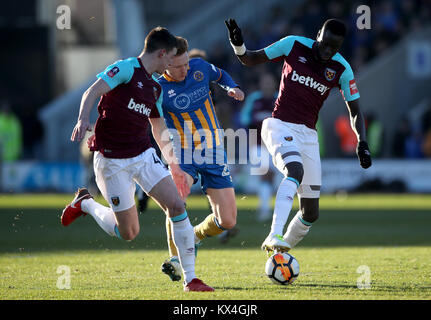 West Ham United's Declan Riso (sinistra), Shrewsbury Town Jon Nolan e West Ham United's Cheikhou Kouyaté battaglia per la sfera durante la Emirates FA Cup, terzo round corrispondono a Montgomery acque prato, Shrewsbury. Foto Stock