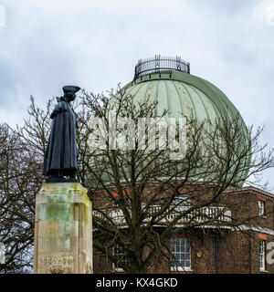 Londra Greenwich.Royal Observatory telescopio cupola e la statua del generale James Wolfe nel parco di Greenwich Foto Stock