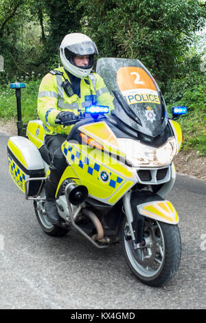 La polizia motociclista su una strada di campagna con luci blu su Foto Stock