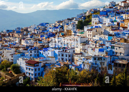 Chefchaouen, blu dello skyline della città sulla collina, Marocco Foto Stock