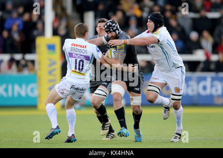 Newcastle Falcons Gary Graham tiene fuori Exeter Chiefs Gareth Steenson e Mitch fecce durante la Aviva Premiership corrispondono a Kingston Park, Newcastle. Foto Stock