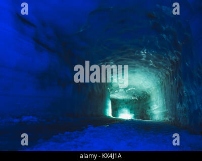 Tunnel di luce all'interno della caverna di ghiaccio del ghiacciaio Langjokull in Islanda Foto Stock