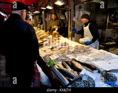 Il pesce in vendita nel mercato di Rialto, Venezia, Italia Foto Stock