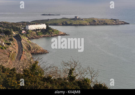 Vista da Killiney Hill di Dalkey Island, terrazza di Sorrento e il DART linea lungo la costa del Sud nella Contea di Dublino in Irlanda Foto Stock