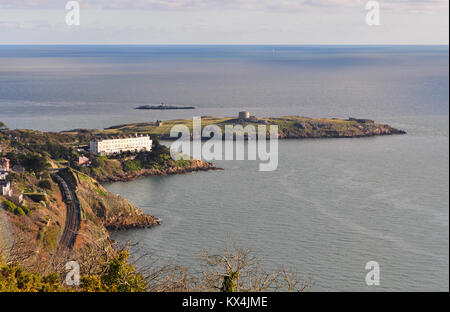 Vista da Killiney Hill di Dalkey Island, terrazza di Sorrento e il DART linea lungo la costa del Sud nella Contea di Dublino in Irlanda Foto Stock