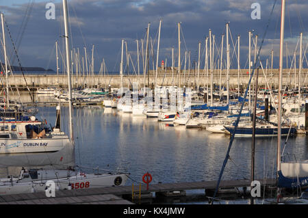 Vista su Dun Laoghaire Harbour nel sud della contea di Dublino in Irlanda Foto Stock