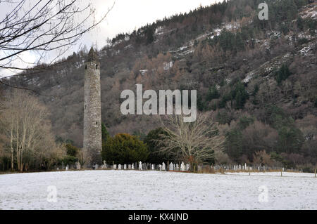 Scena Wintery presso la città monastica di Glendalough in Wicklow uplands lungo irlandese dell Oriente antico touring route. Foto Stock