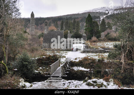 Scena Wintery presso la città monastica di Glendalough in Wicklow uplands lungo irlandese dell Oriente antico touring route. Foto Stock