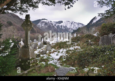 Scena Wintery presso la città monastica di Glendalough in Wicklow uplands lungo irlandese dell Oriente antico touring route. Foto Stock