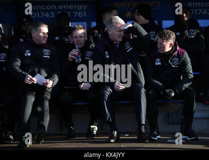 Il West Ham United banco (sinistra-destra) Chris Wood, Stuart Pearce, manager David Moyes e Billy McKinlay durante la Emirates FA Cup, terzo round corrispondono a Montgomery acque prato, Shrewsbury. Foto Stock