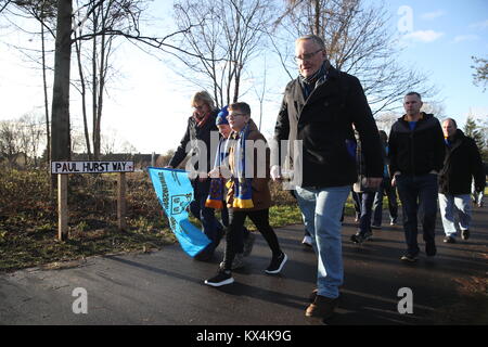 Shrewsbury Town ventilatori a piedi lungo Paolo Hurst modo durante la Emirates FA Cup, terzo round corrispondono a Montgomery acque prato, Shrewsbury. Stampa foto di associazione. Picture Data: domenica 7 gennaio 2018. Vedere PA storia SOCCER Shrewsbury. Foto di credito dovrebbe leggere: Nick Potts/filo PA. Restrizioni: solo uso editoriale nessun uso non autorizzato di audio, video, dati, calendari, club/campionato loghi o 'live' servizi. Online in corrispondenza uso limitato a 75 immagini, nessun video emulazione. Nessun uso in scommesse, giochi o un singolo giocatore/club/league pubblicazioni Foto Stock