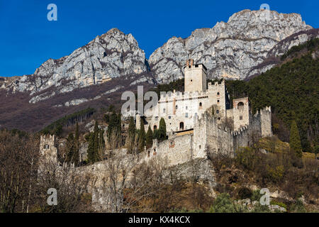 Vista del castello di Avio in Trentino, Italia Foto Stock