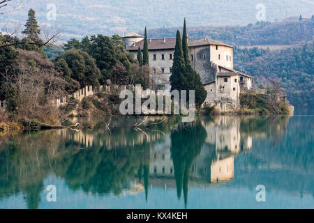 Vista del Castel Toblino nel nord Italia Foto Stock