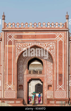 Le donne indiane entrando nel sepolcro di Itimad-ud-Daulah in Agra, Uttar Pradesh, India Foto Stock